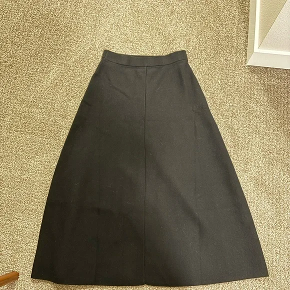 Uniqlo Black A-Line Women's Skirt - Picture 2 of 6